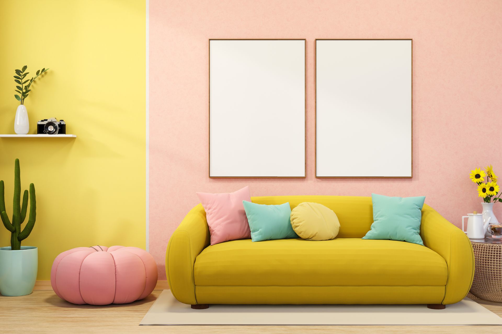 Salon aux tons pastel lumineux avec canapé jaune, pouf rose, cactus et deux cadres muraux vides.