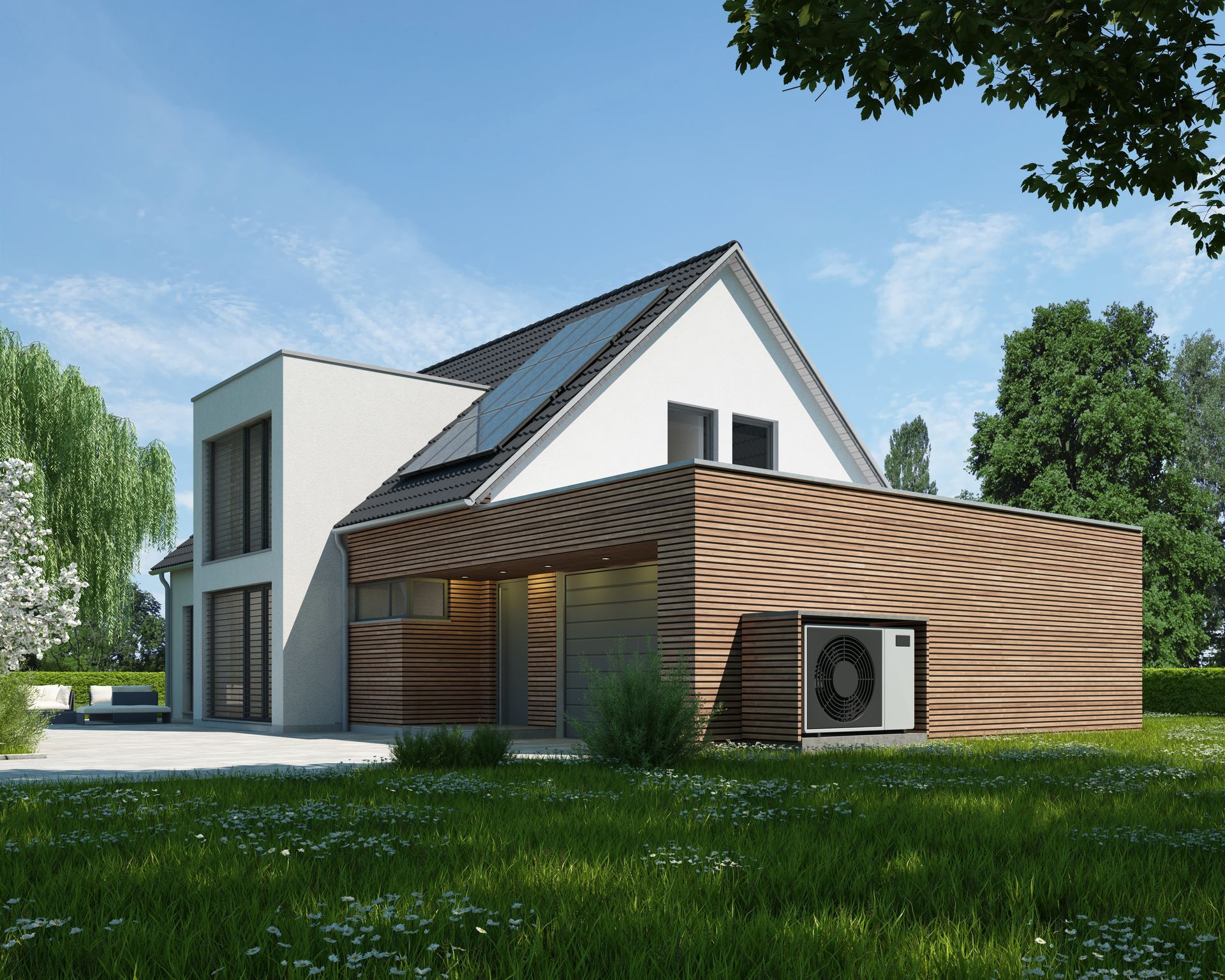Maison blanche moderne avec un toit en pente, un bardage en bois et une cour avant gazonnée sous un ciel bleu.
