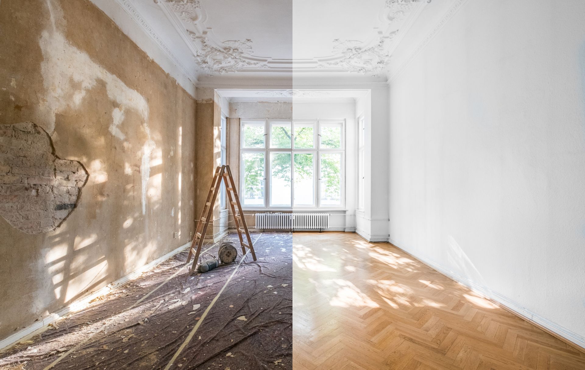 Pièce lumineuse et vide en cours de rénovation, avec une échelle, des murs blancs et la lumière du soleil sur le parquet.