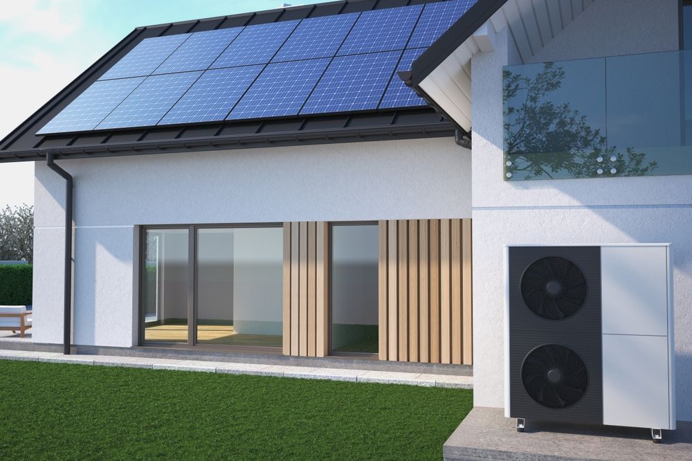 Una casa con paneles solares en el techo y un gran aire acondicionado.