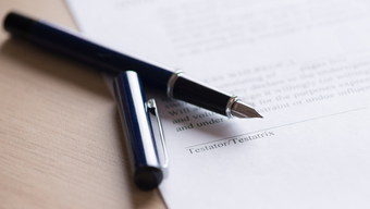 Contrat avec stylo plume