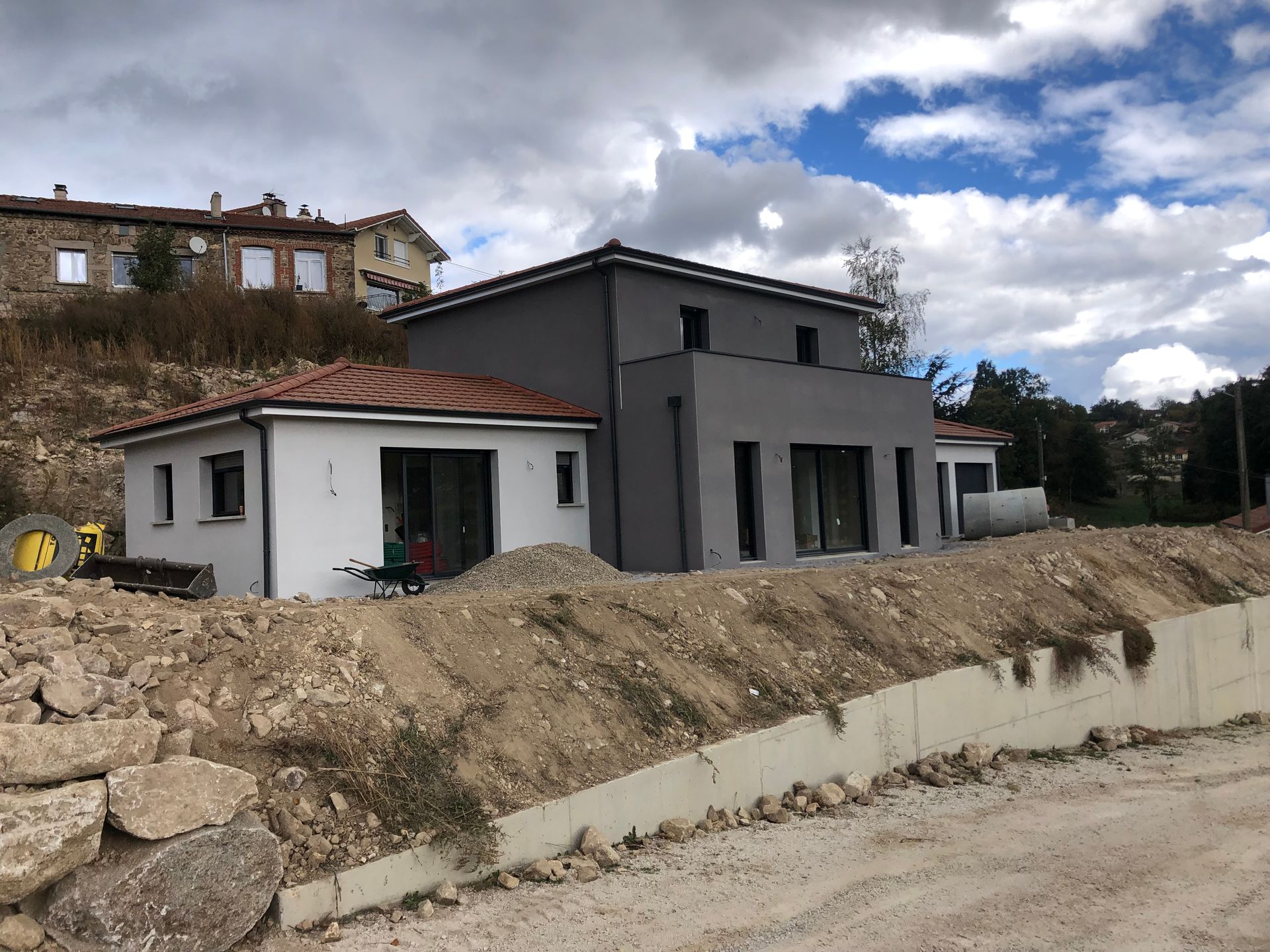 Une maison et un garage.