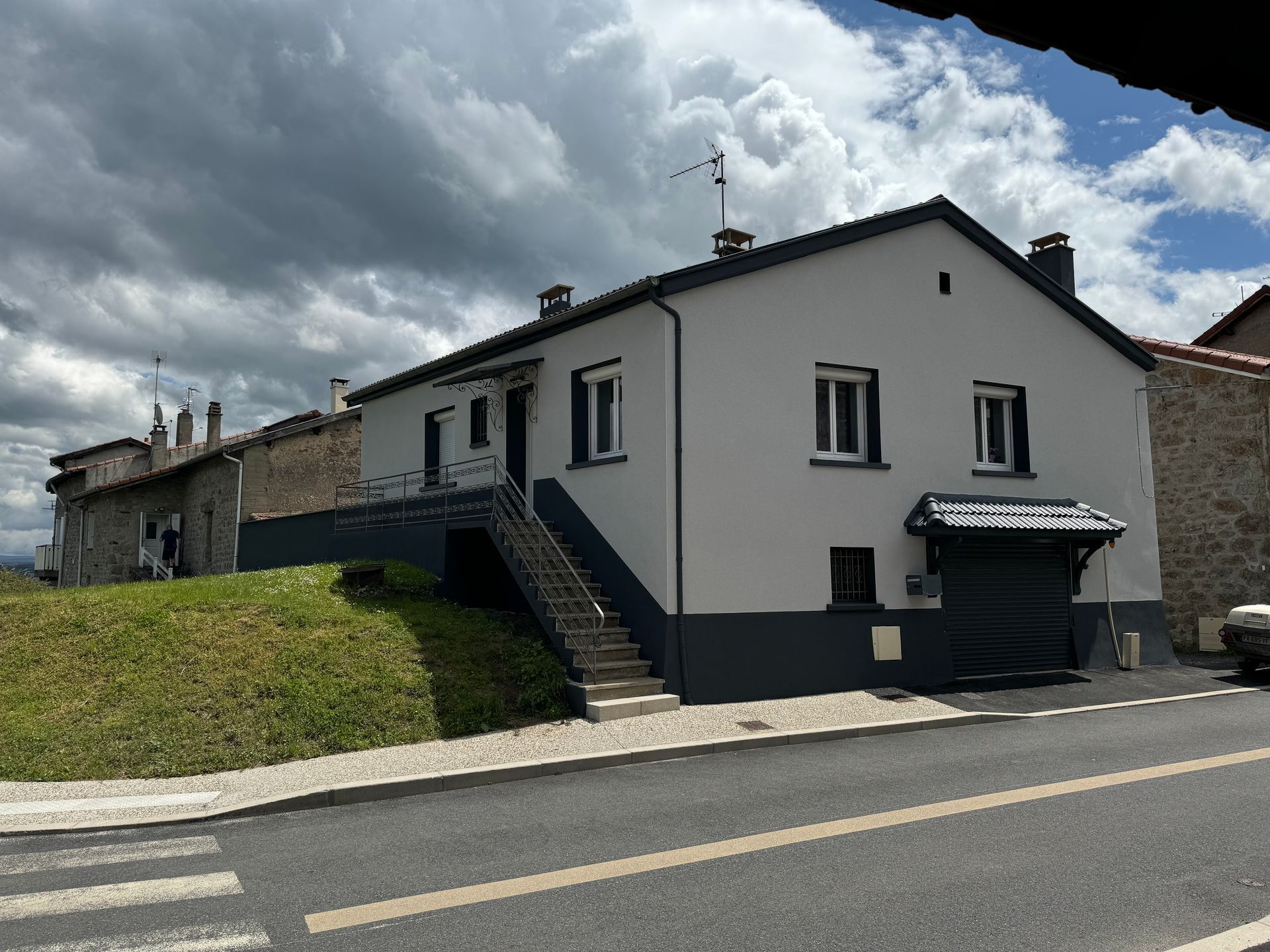 Une maison avec un escalier.