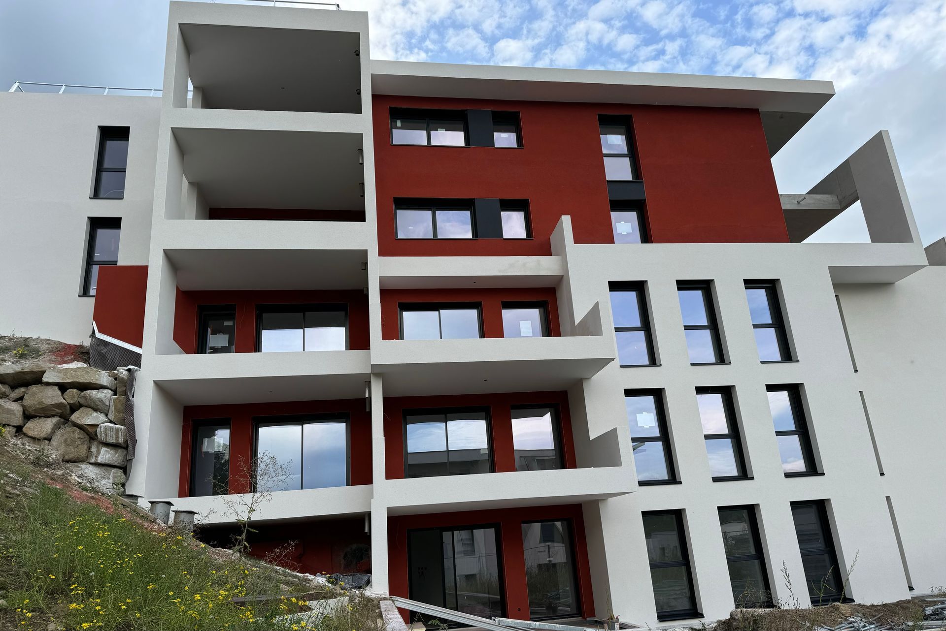 Une résidence peinte en rouge et blanc.