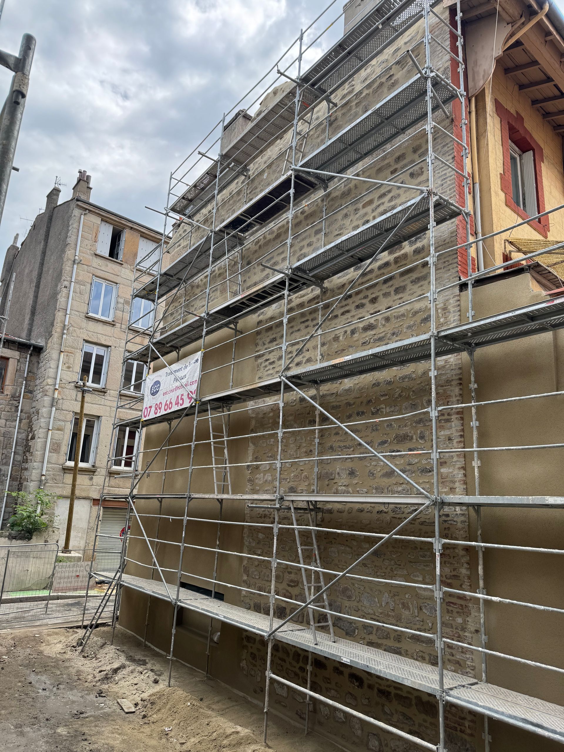 Une façade en pierres.