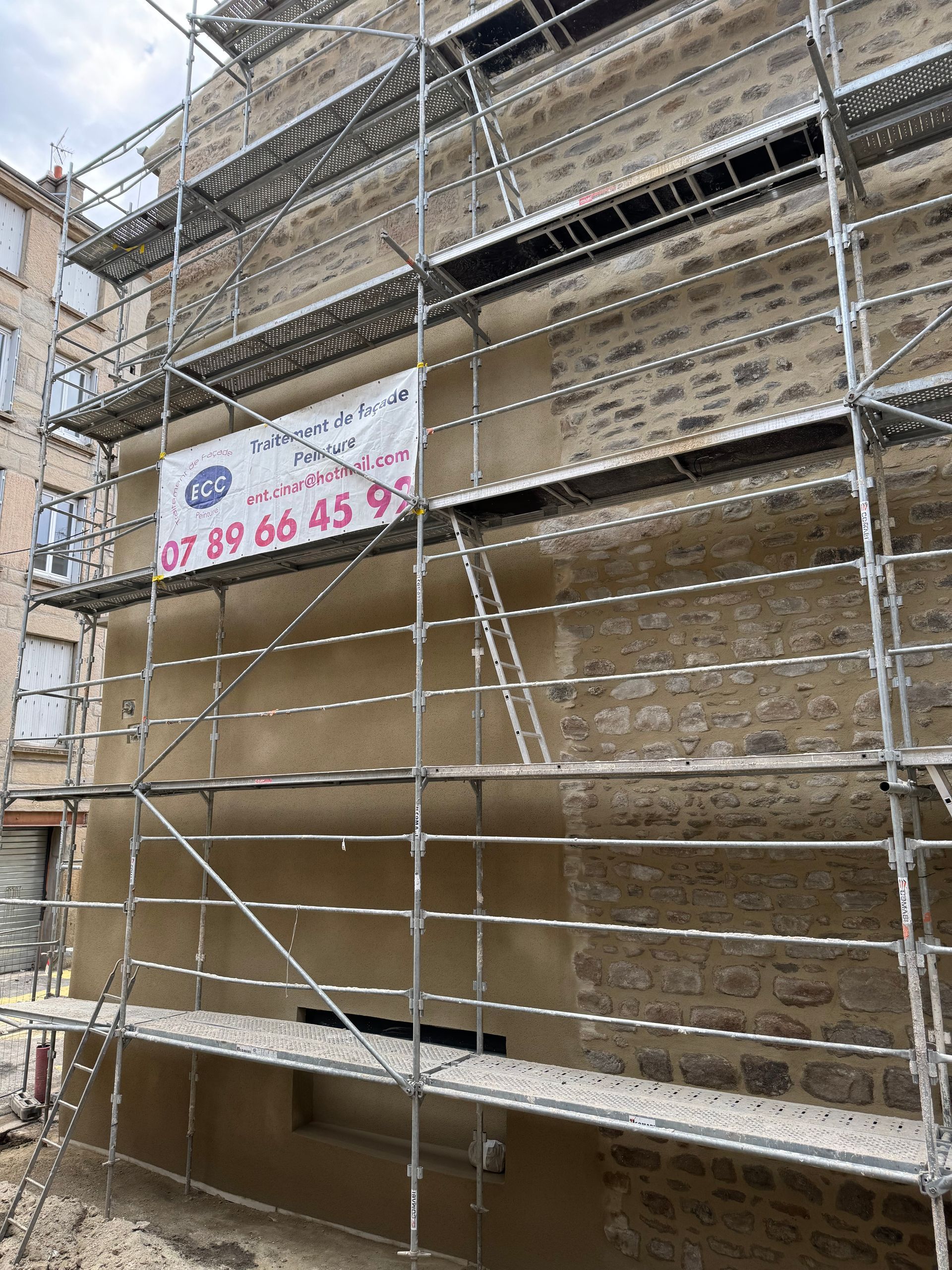 Une façade vue de près.