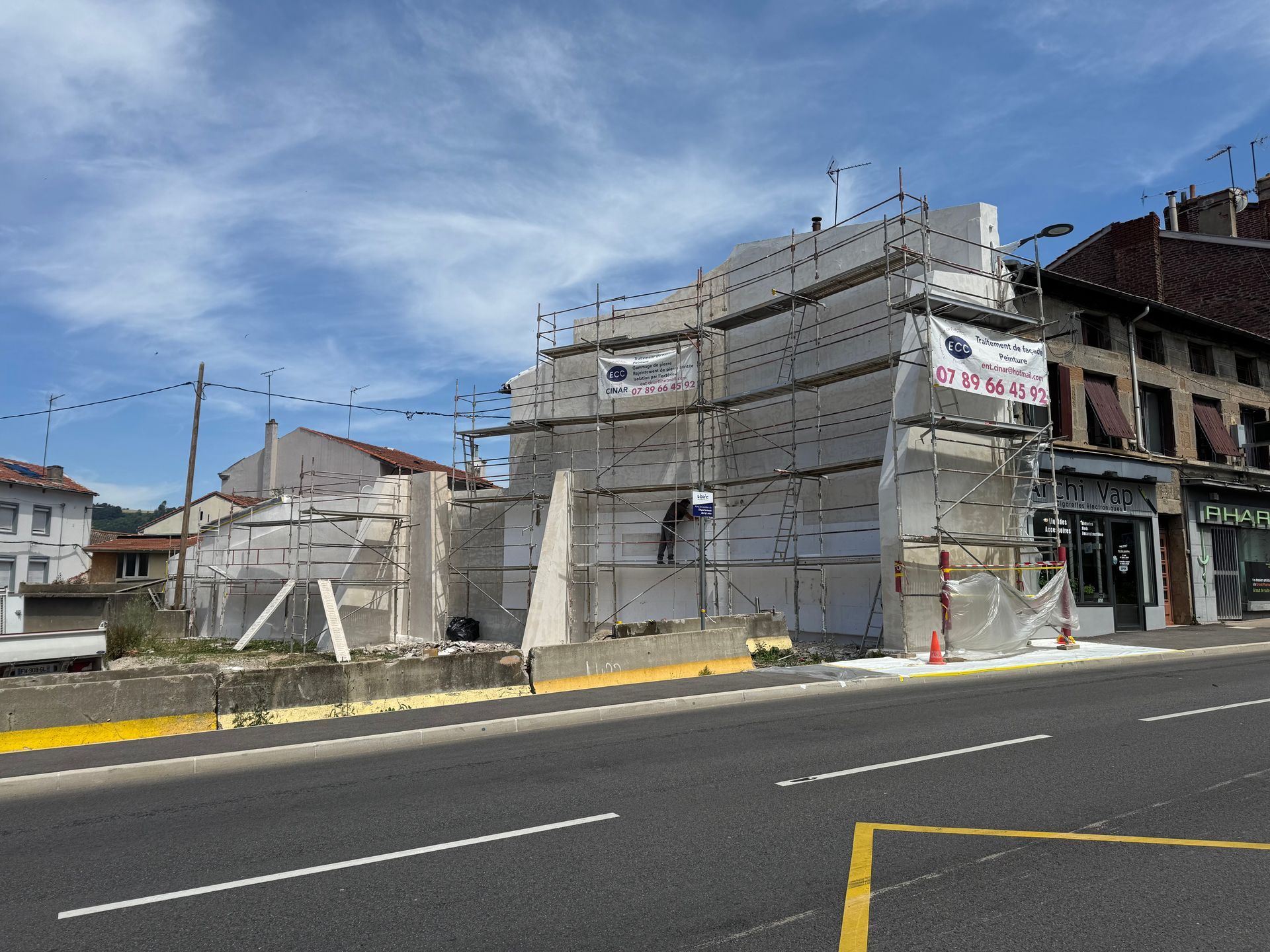 Une façade de loin.