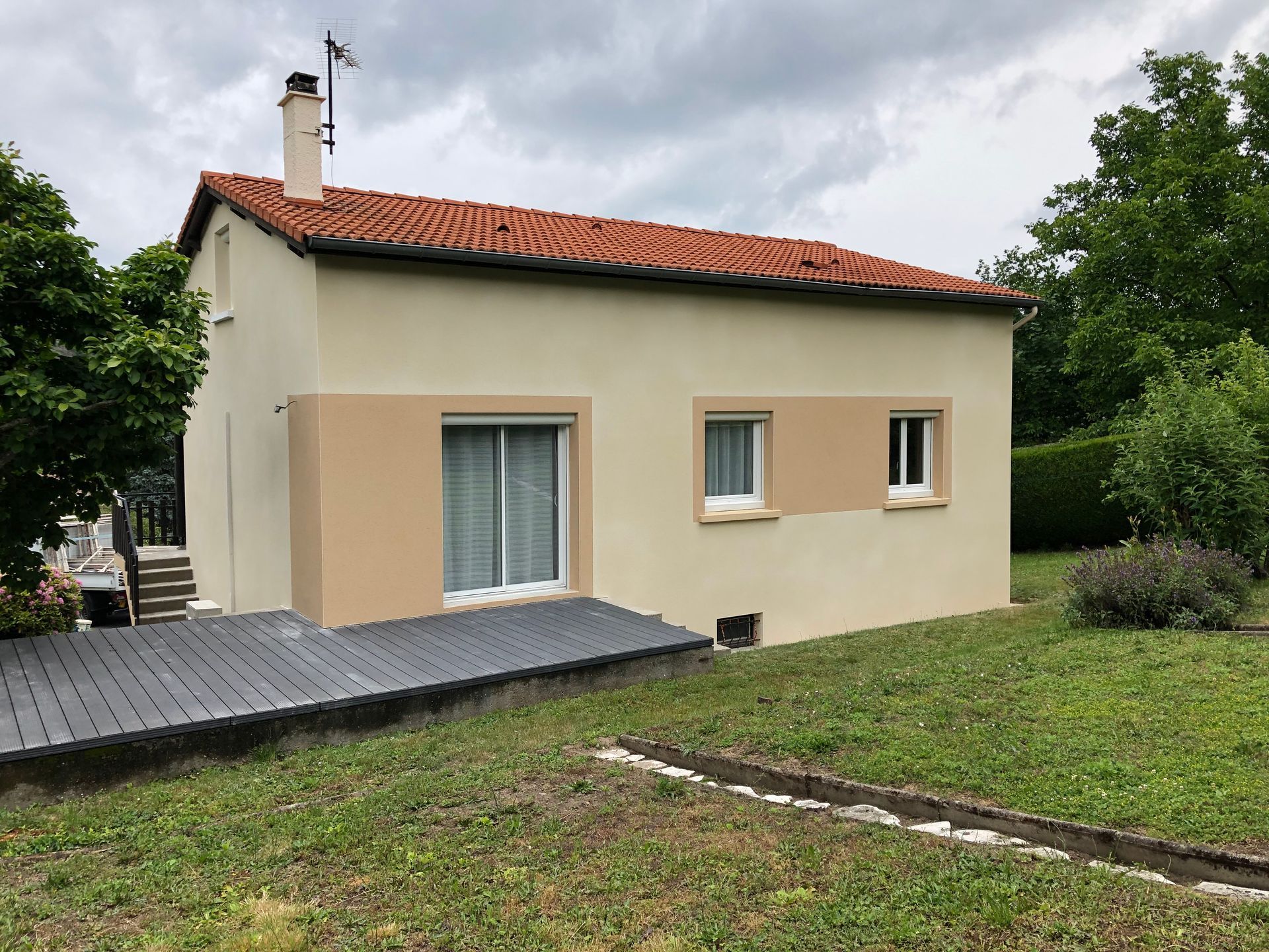 Une maison peinte en blanc et beige.