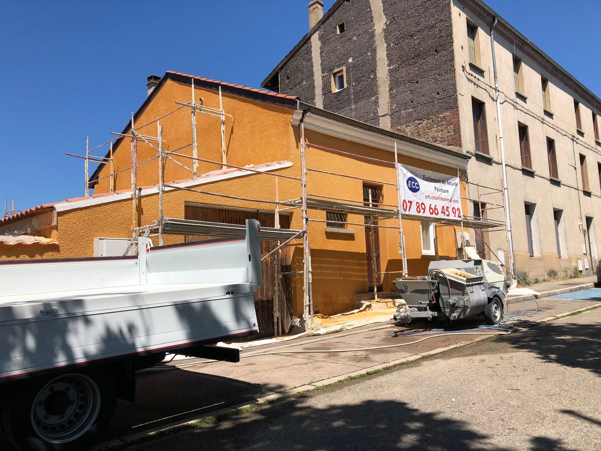 Une maison orange en rénovation.