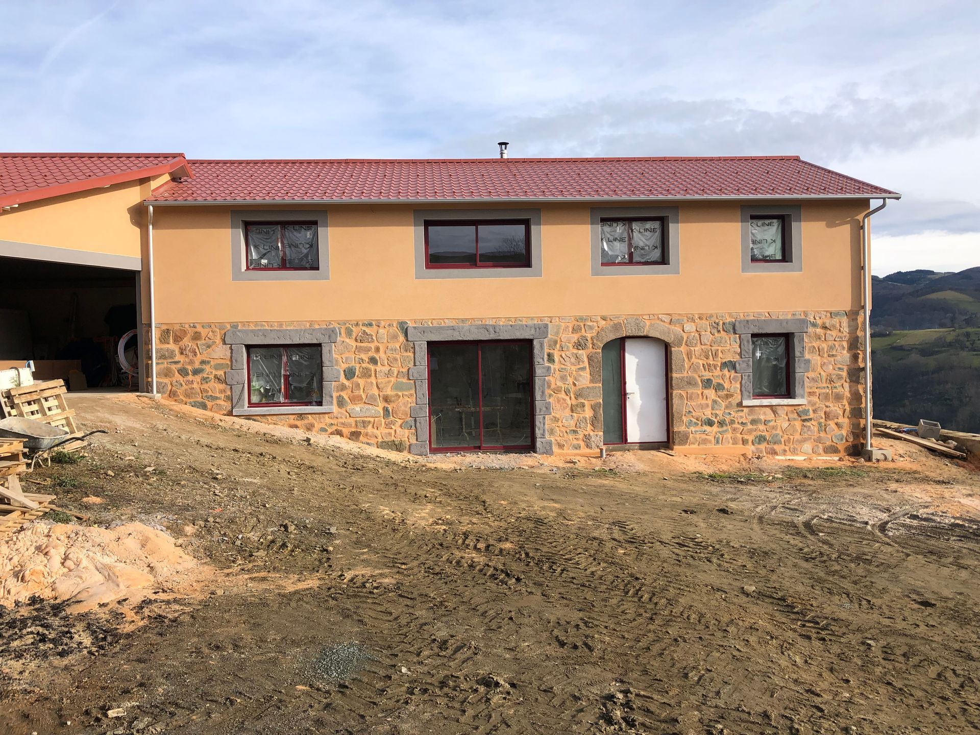 La façade d'une maison avec 6 fenêtres.