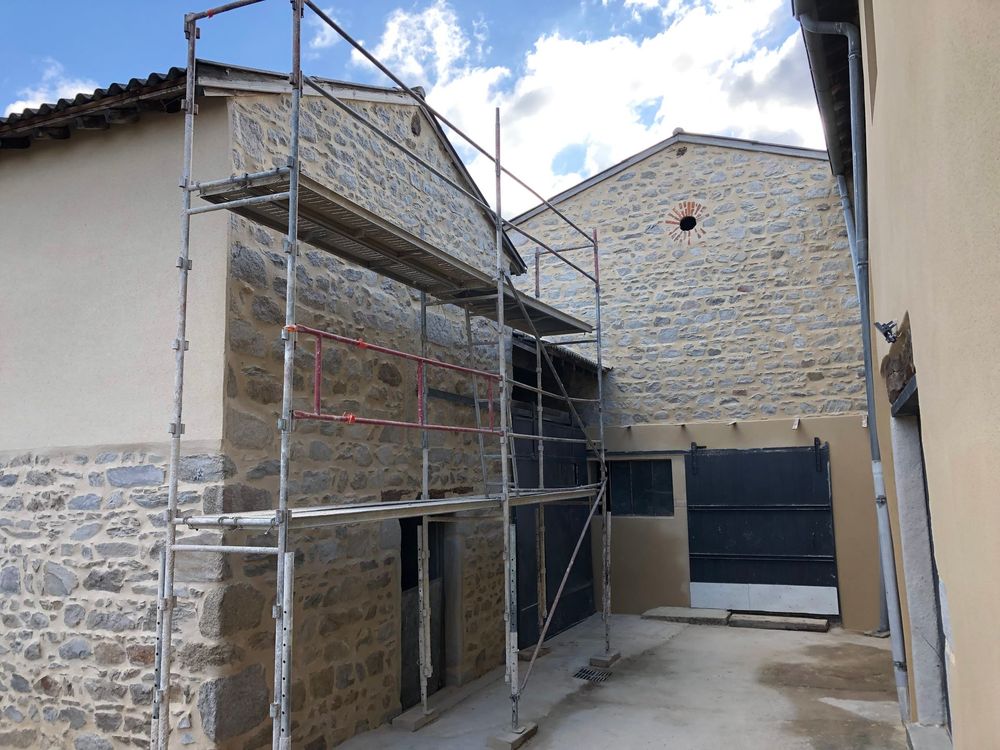 Des façades en pierres.
