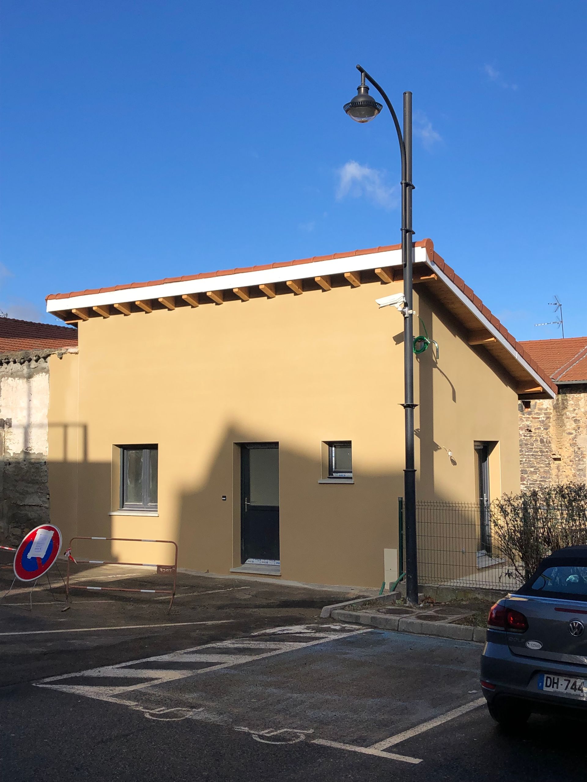 Un mur extérieur peint en jaune.