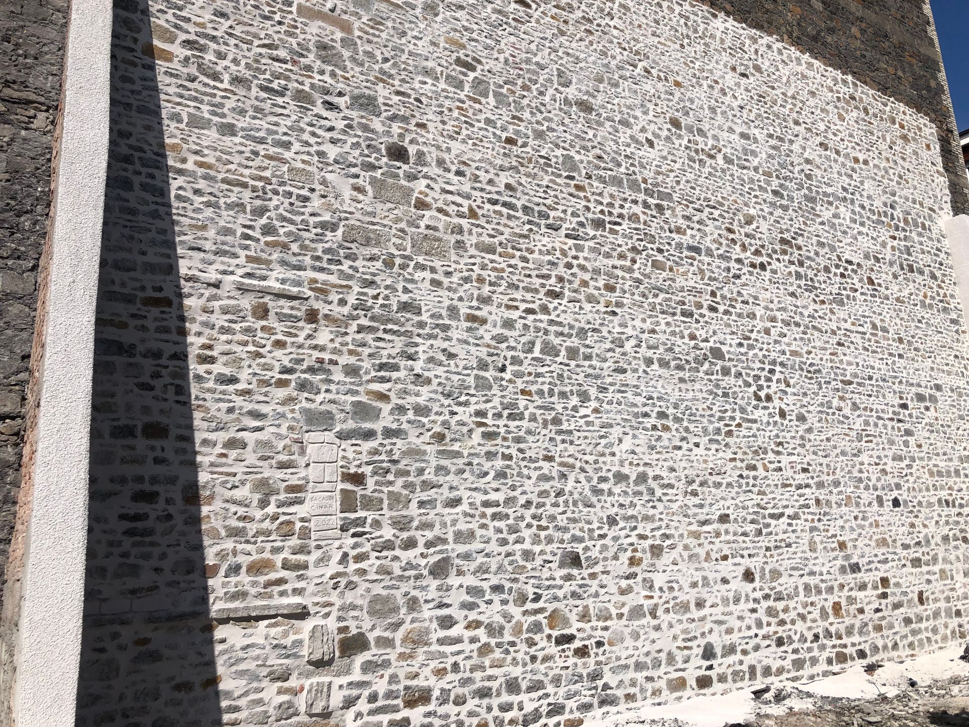 Un mur extrieur en pierres.