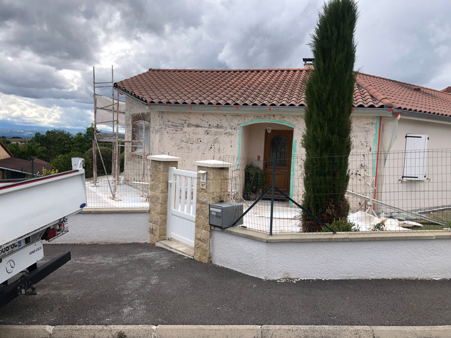Une maison en rénovation extérieure.