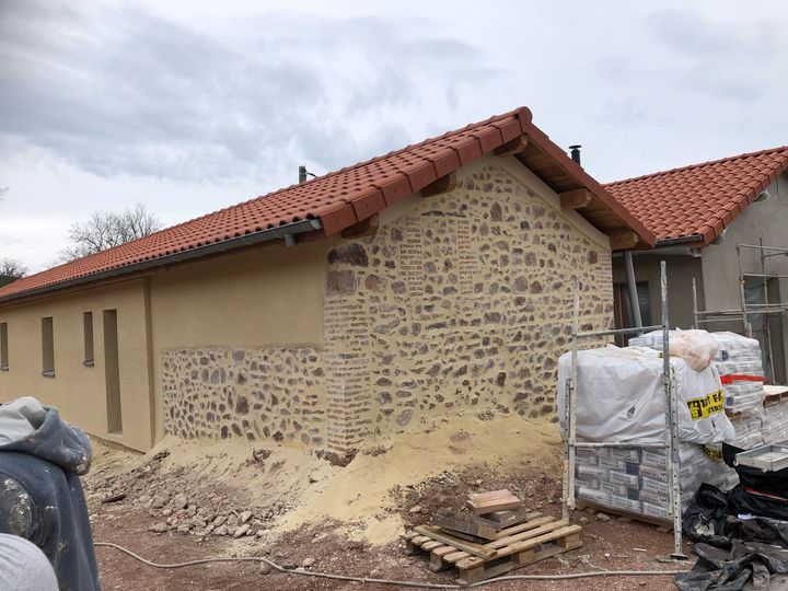 Une maison avec une façade en pierres.