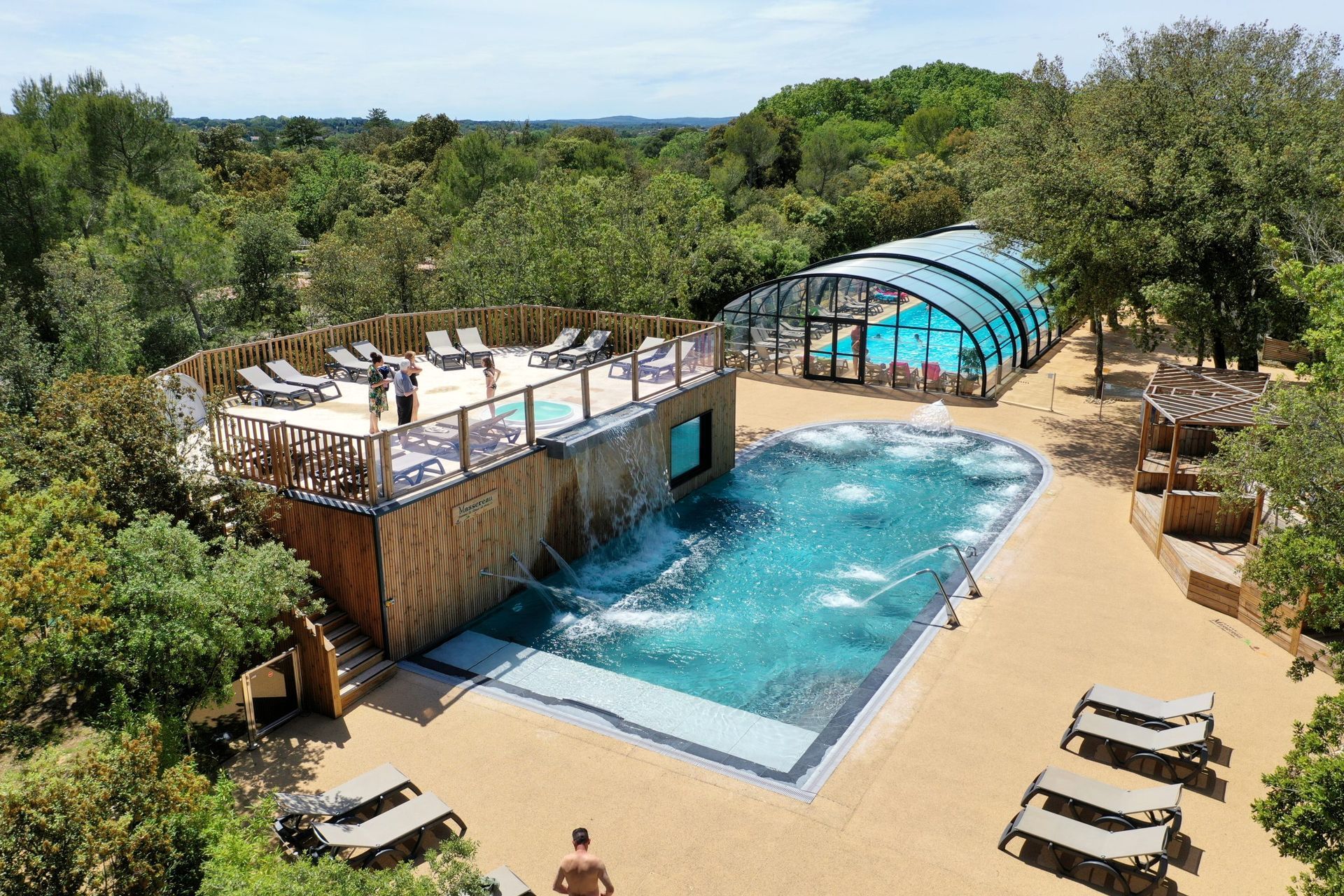 Une piscine commerciale