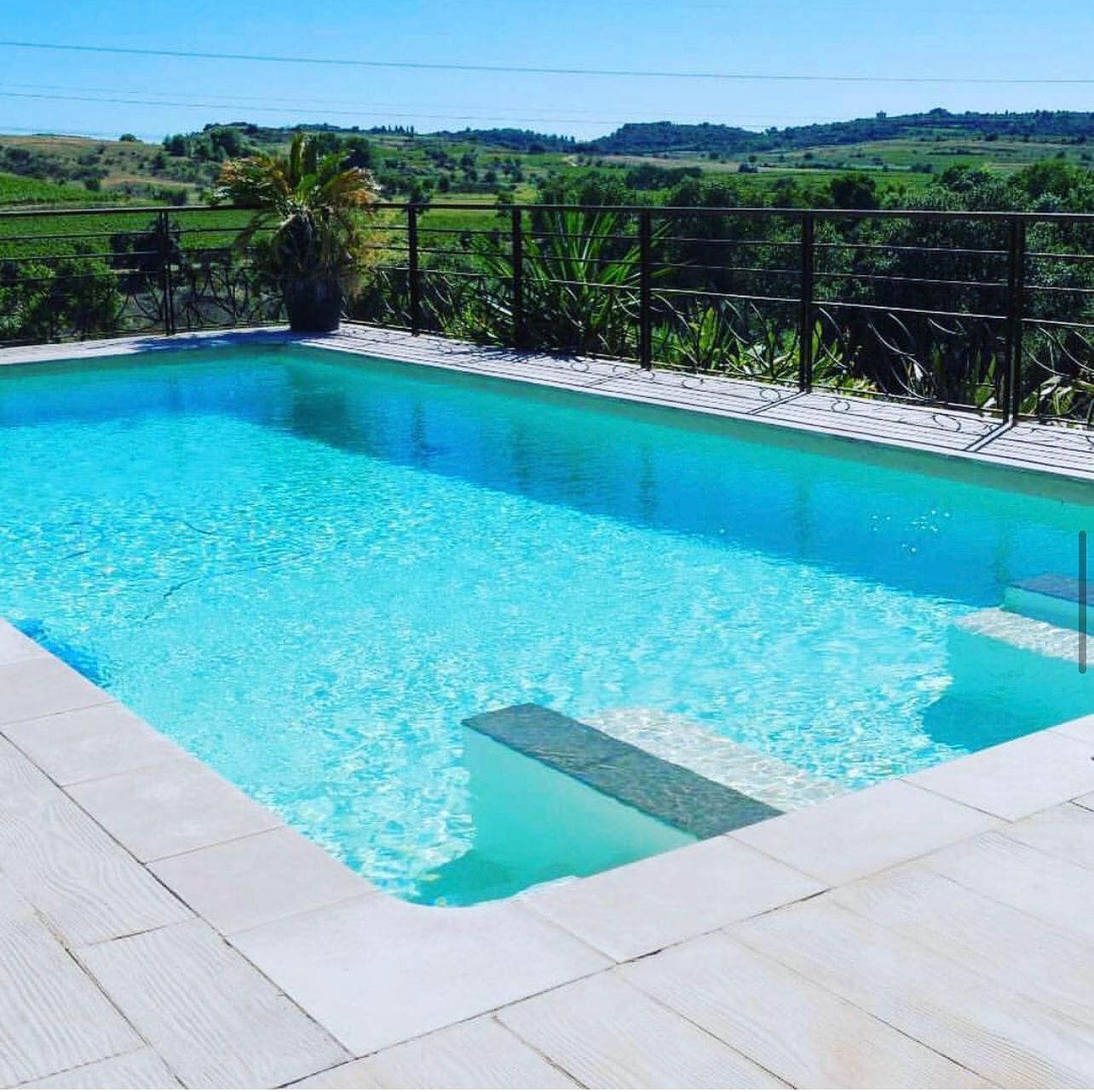 Une piscine entourée d'un grillage