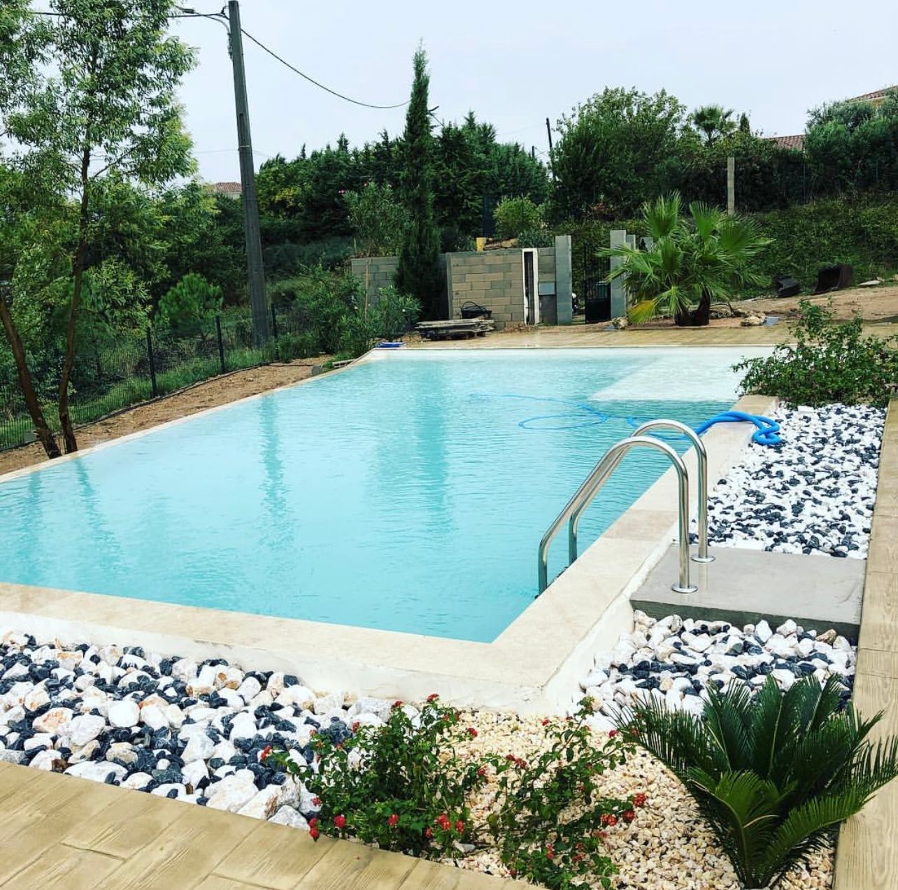 Une piscine avec une échelle