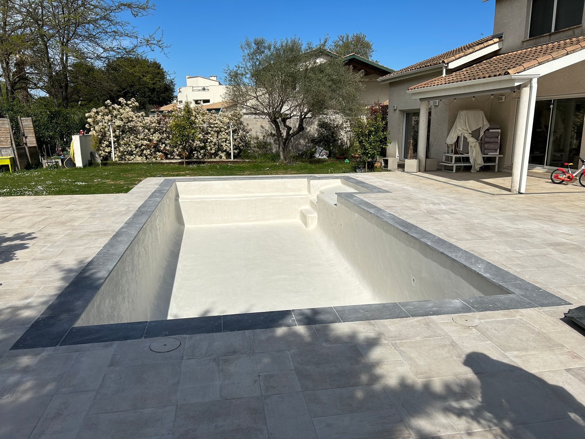 Une piscine en cours de construction avec bordure en béton