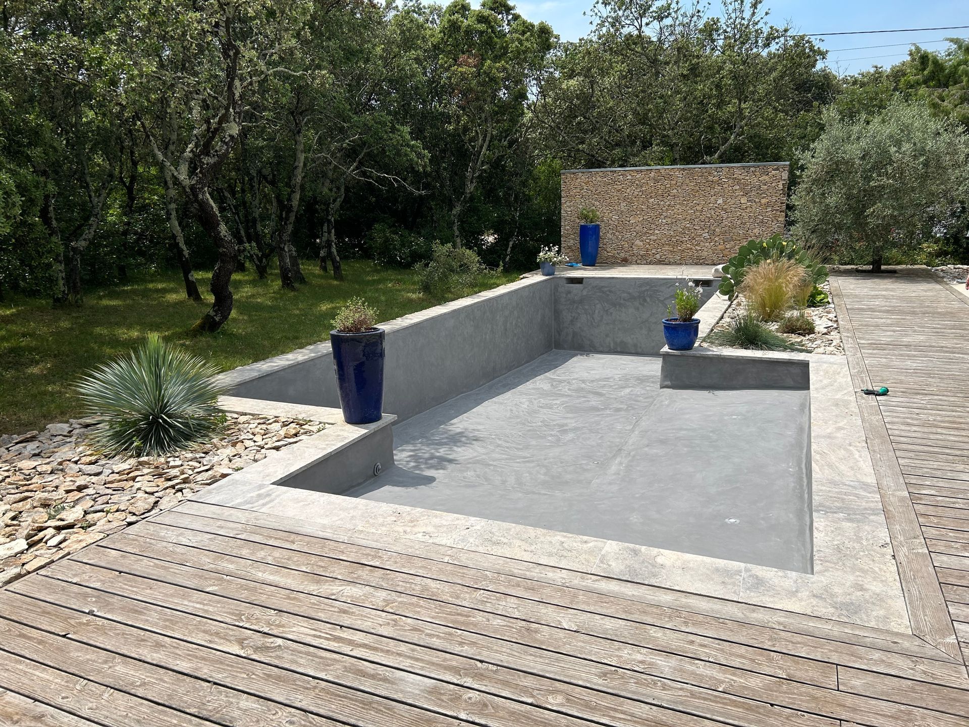 Une piscine vide entourée d'une terrasse