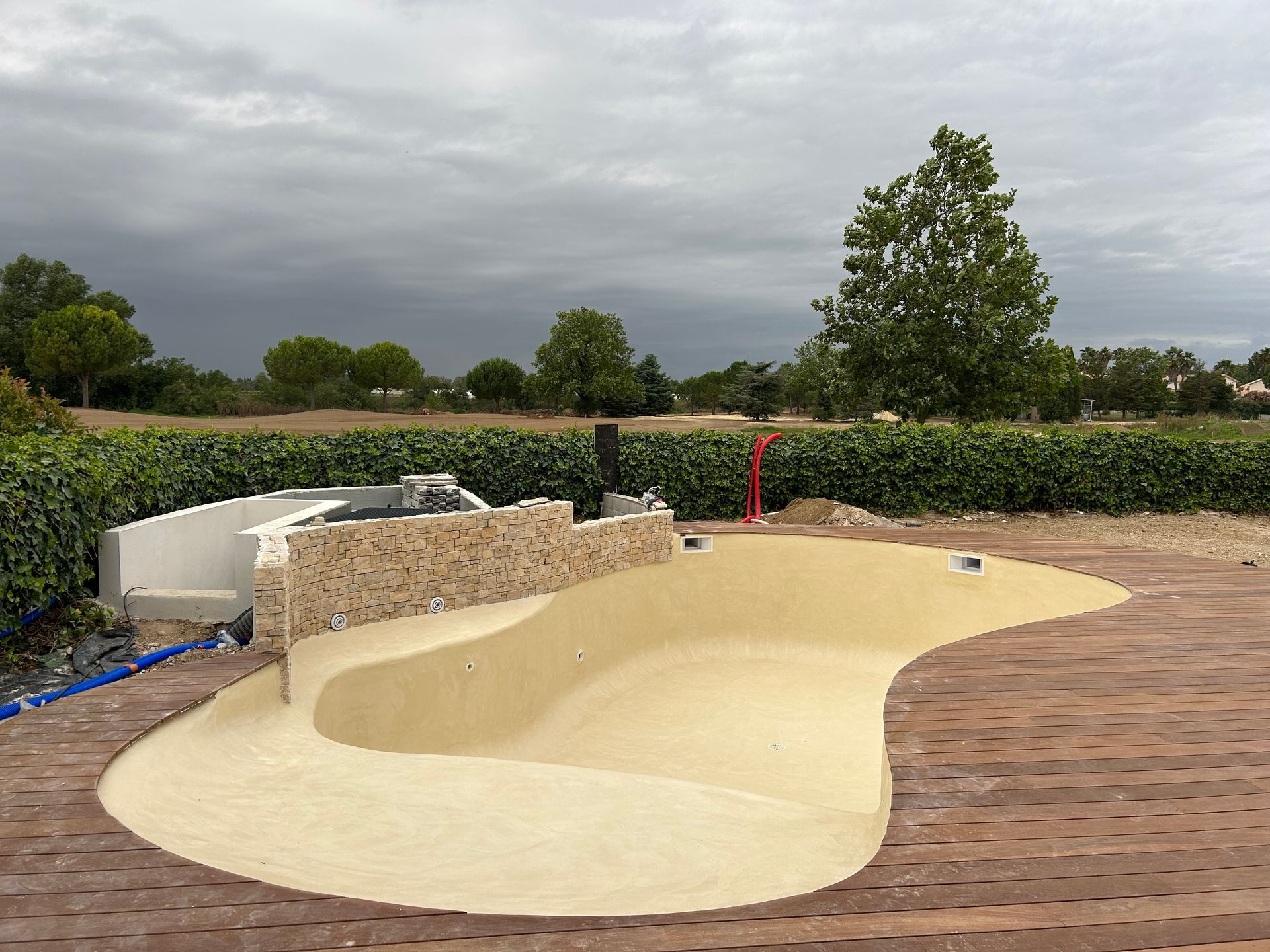 Une piscine vide dans une terrasse