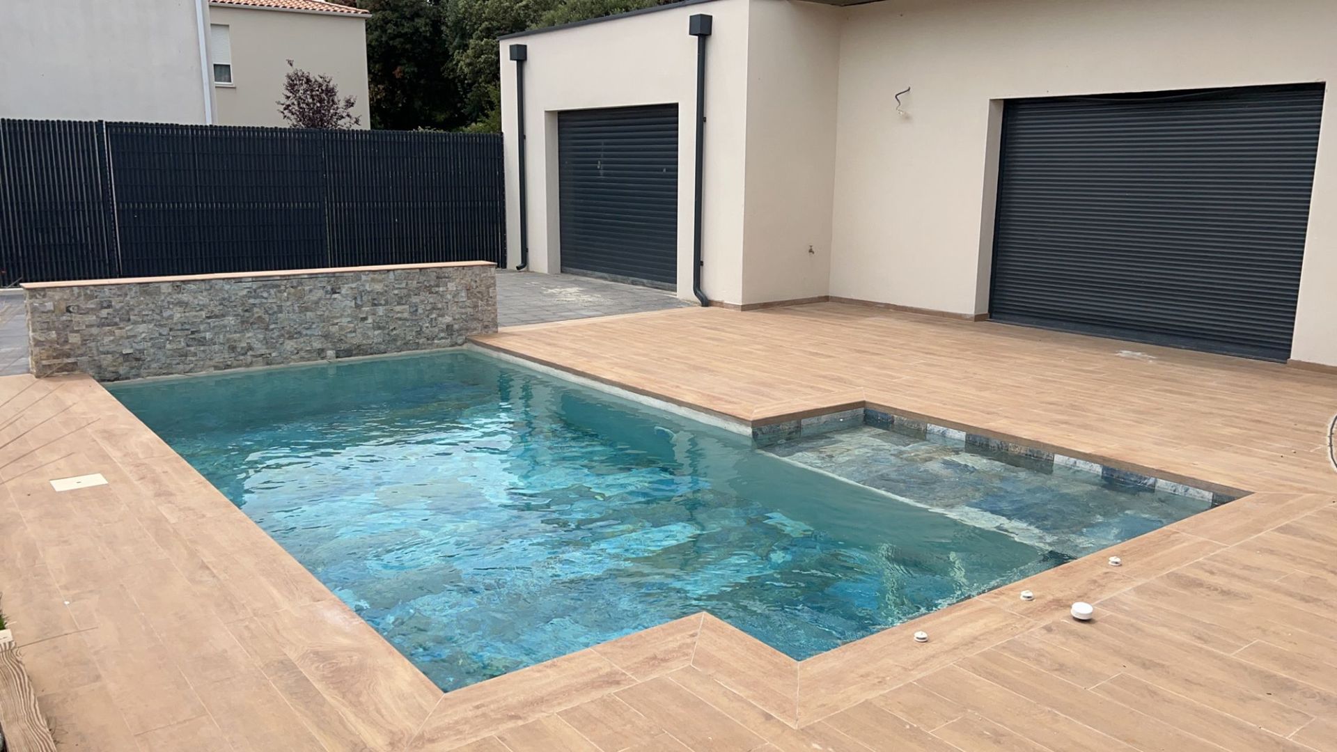 Une terrasse avec une piscine intégrée