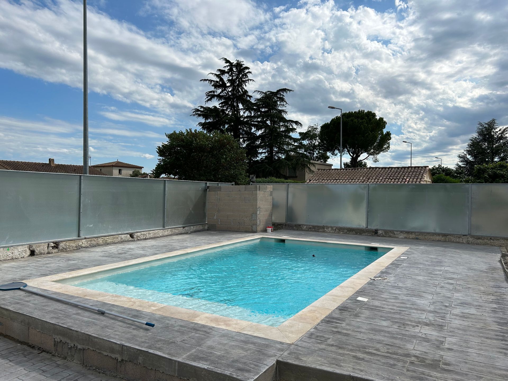 Une piscine vide sur une terrasse