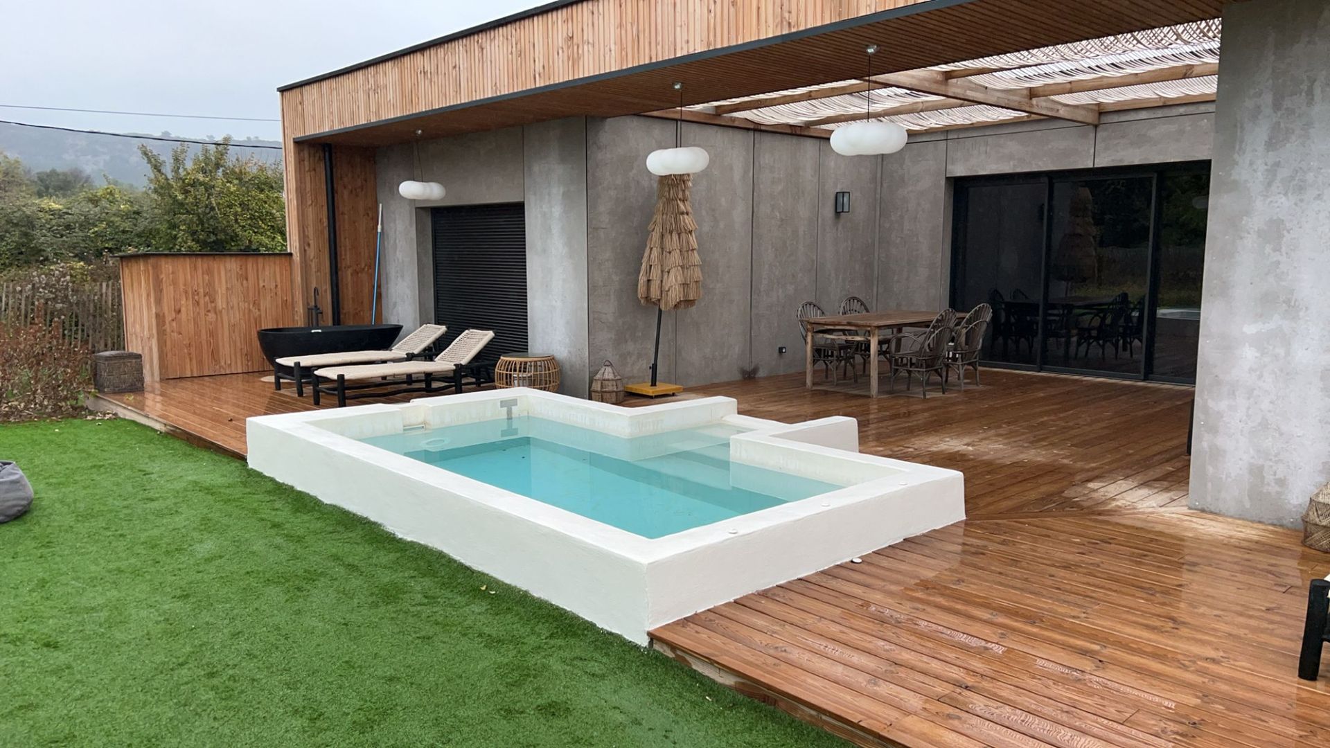 Une petite piscine intégrée à une terrasse