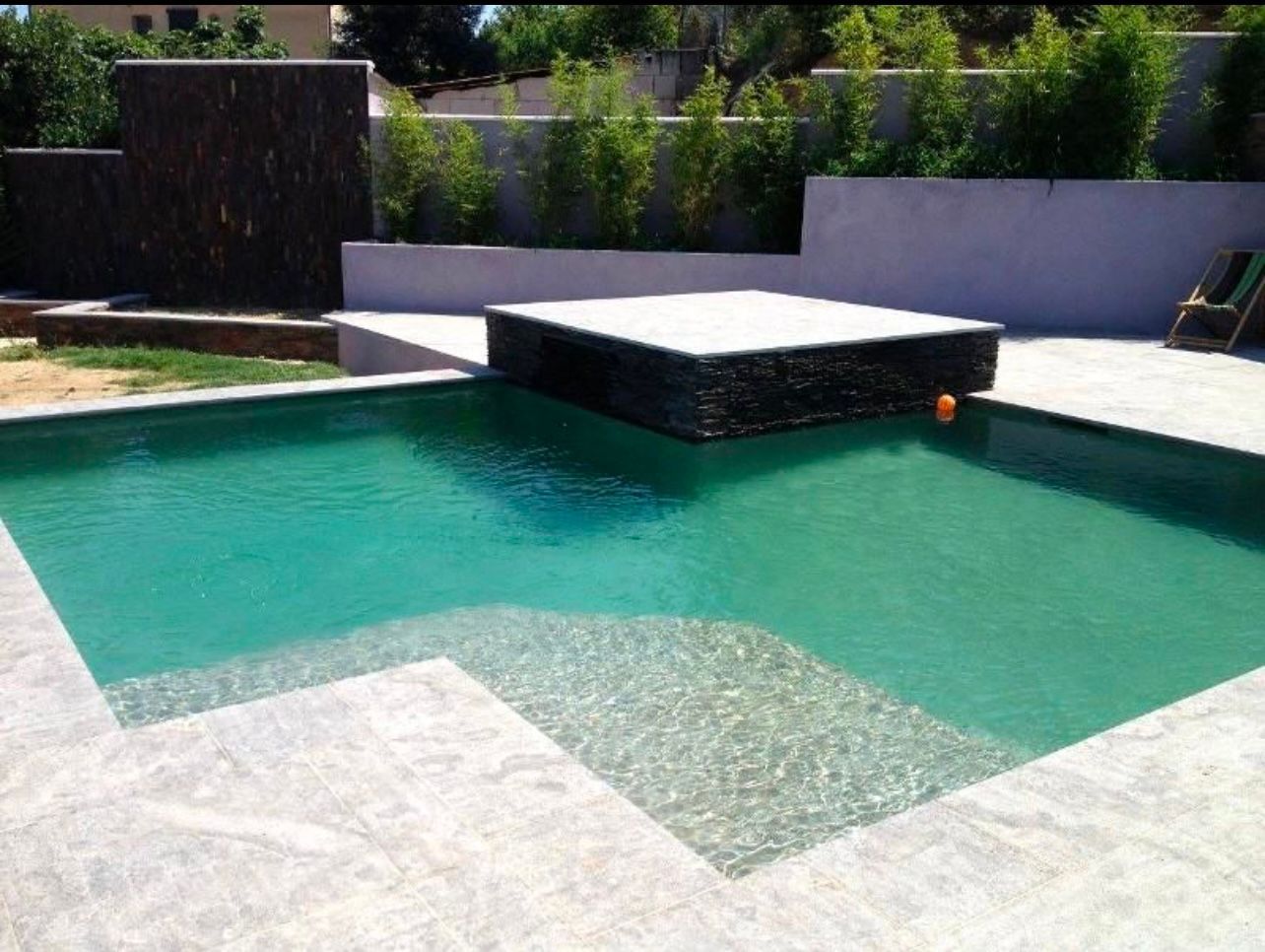 Une piscine à eau turquoise