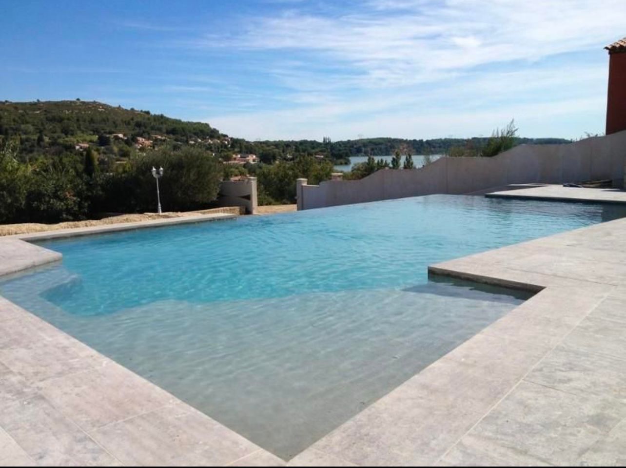 Une terrasse en pierre avec une piscine