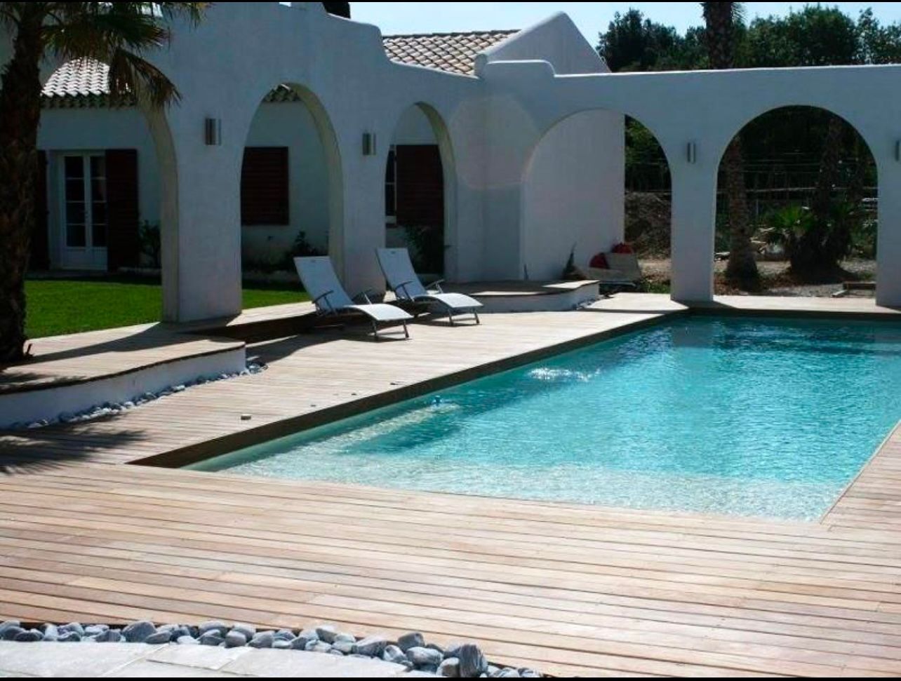 Une piscine minimaliste avec terrasse en bois