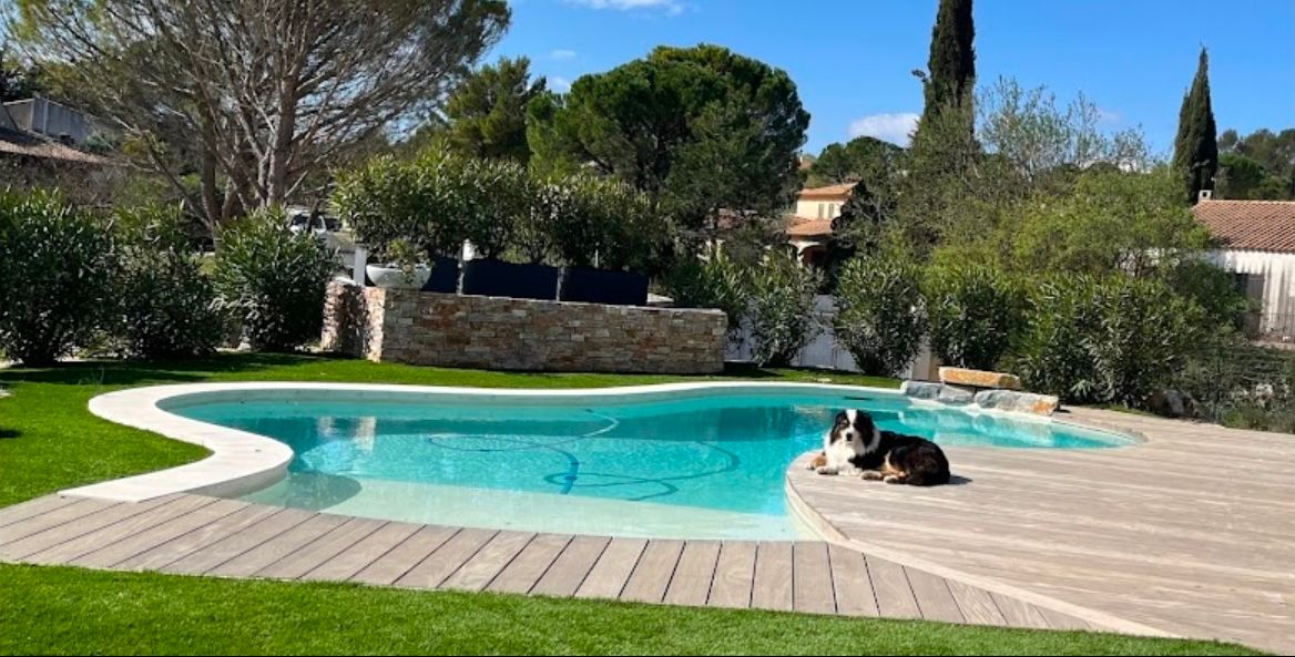 Une piscine aux bordures arrondies