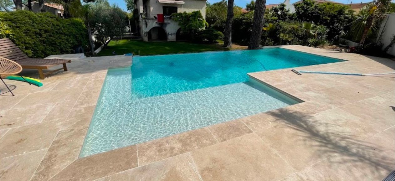 Une piscine avec deux niveaux de profondeur
