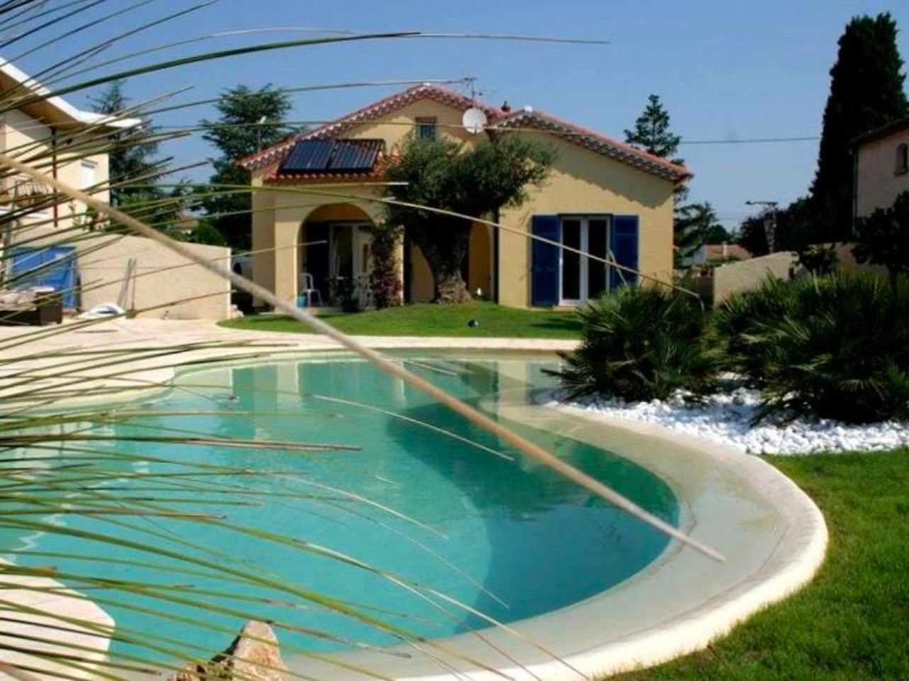 Une villa avec une piscine