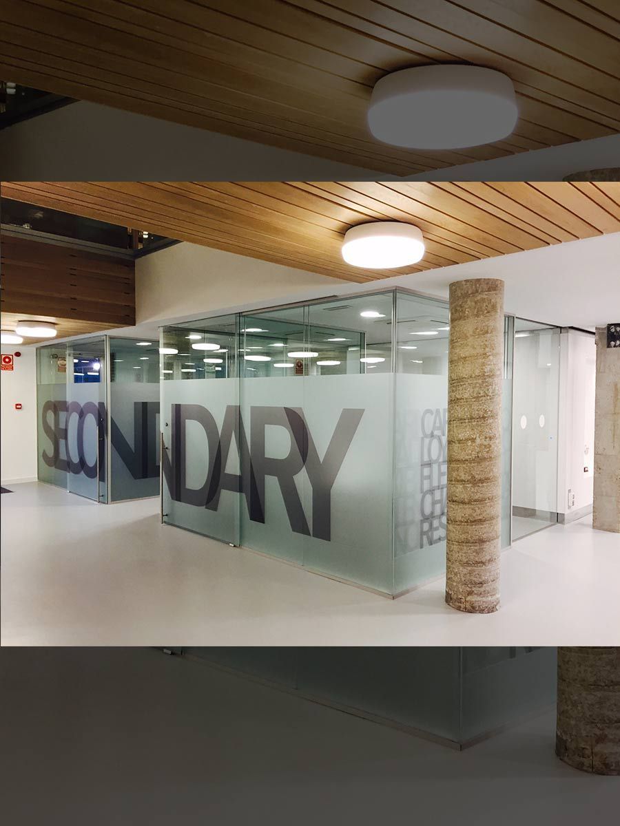 Sala de estar reflejada en un espejo, con vista a una piscina y un patio.