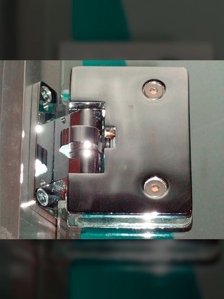 Bisagra de gabinete plateada con dos orificios para tornillos y brazo cilíndrico.