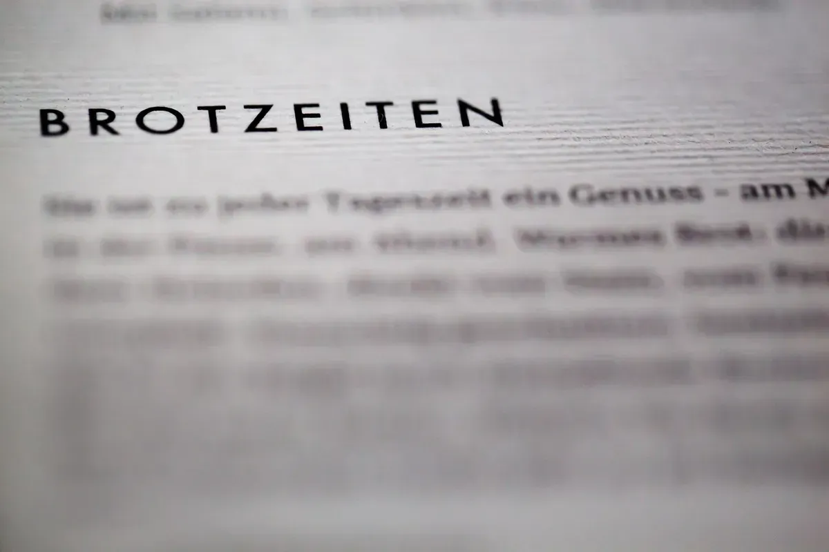 Brotzeiten Bild von einem Artikel mit verschwommenen Zeichen