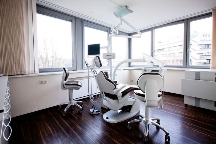 Peter Schnirring Zahnarzt – ein moderner Zahnarztstuhl in einer lichtdurchfluteten Zahnarztpraxis 
