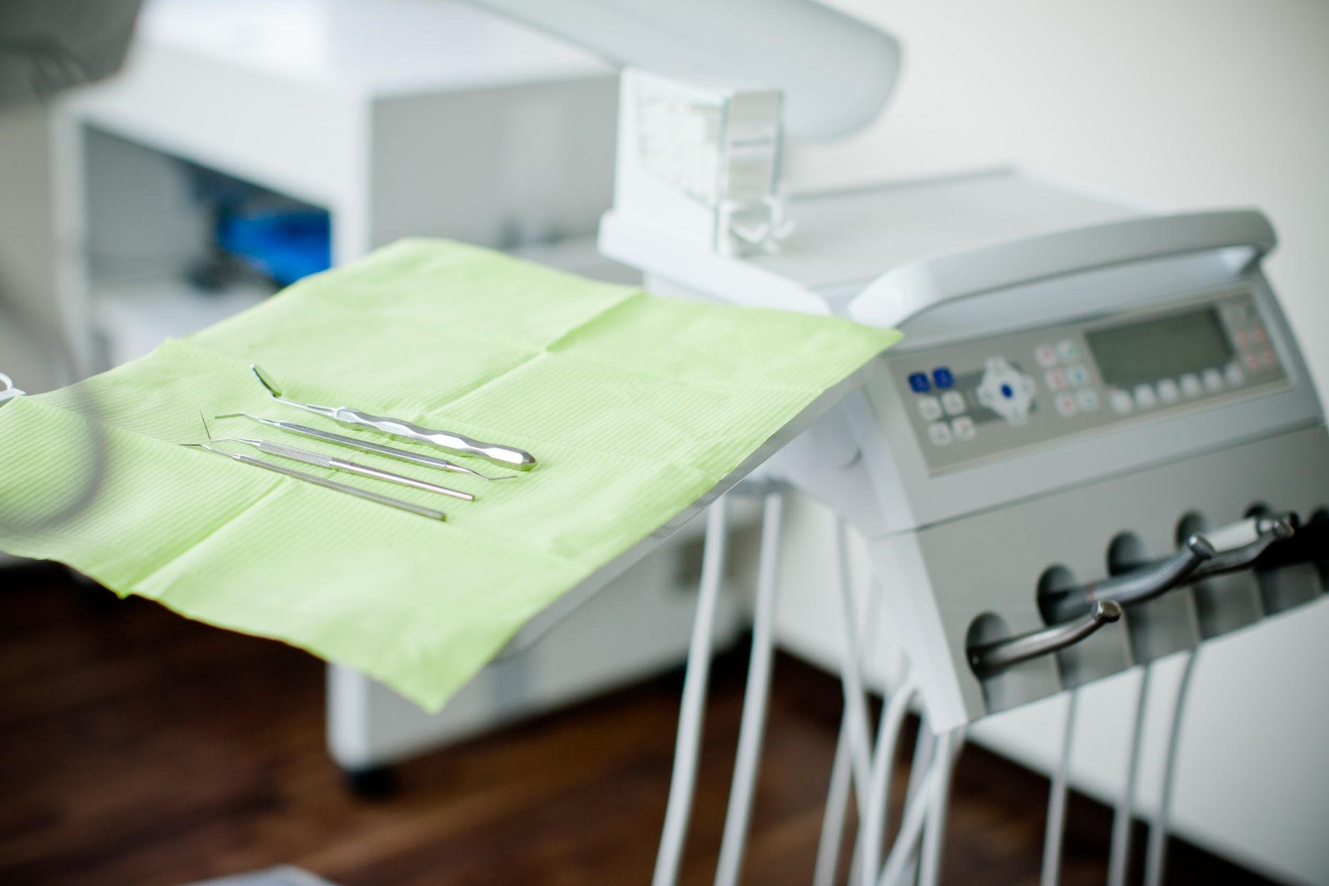 Peter Schnirring Zahnarzt – steriles Zahnarztbesteck liegt bereit zum Einsatz 