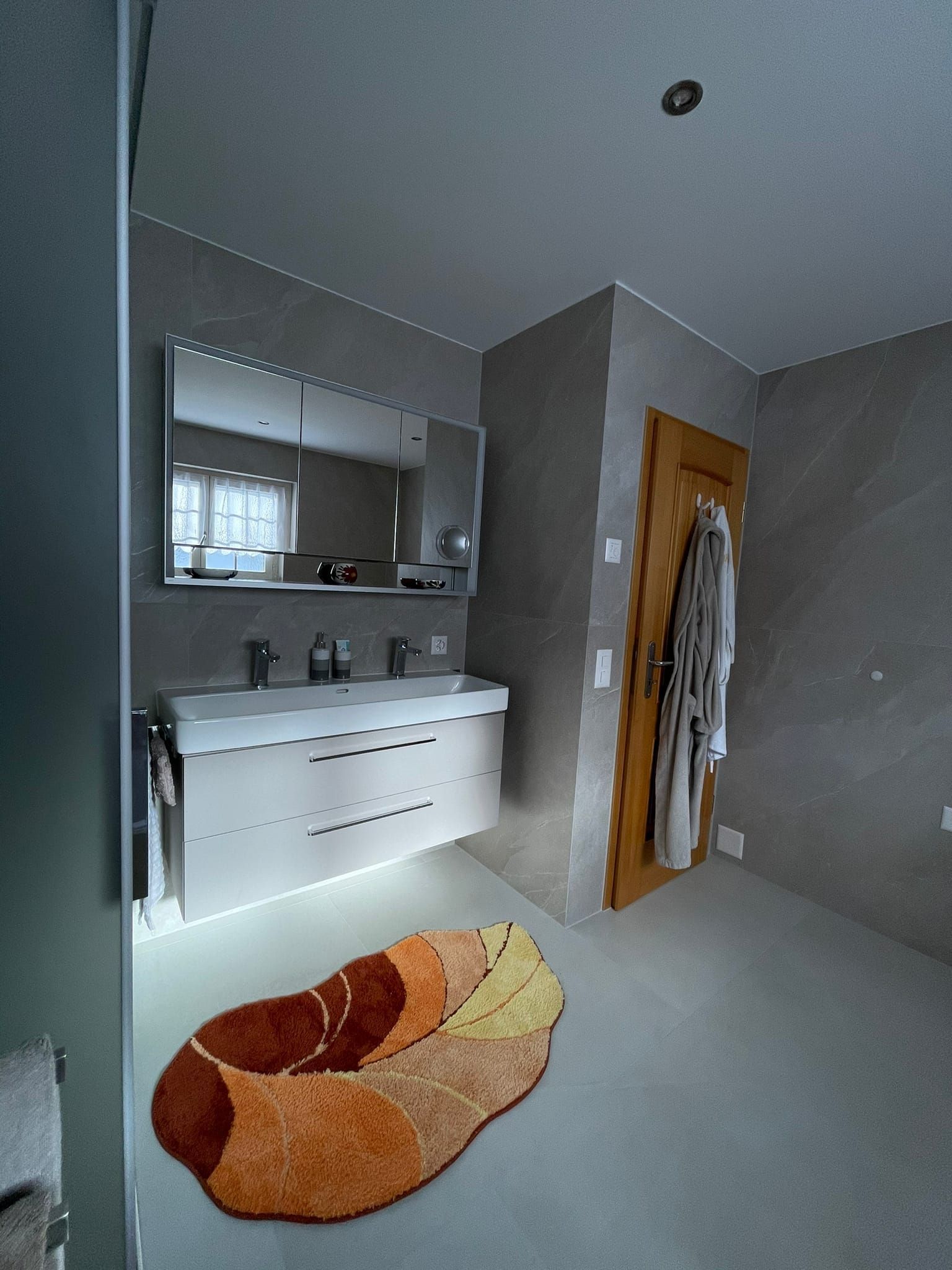 salle de bain carrelée blanche et grise