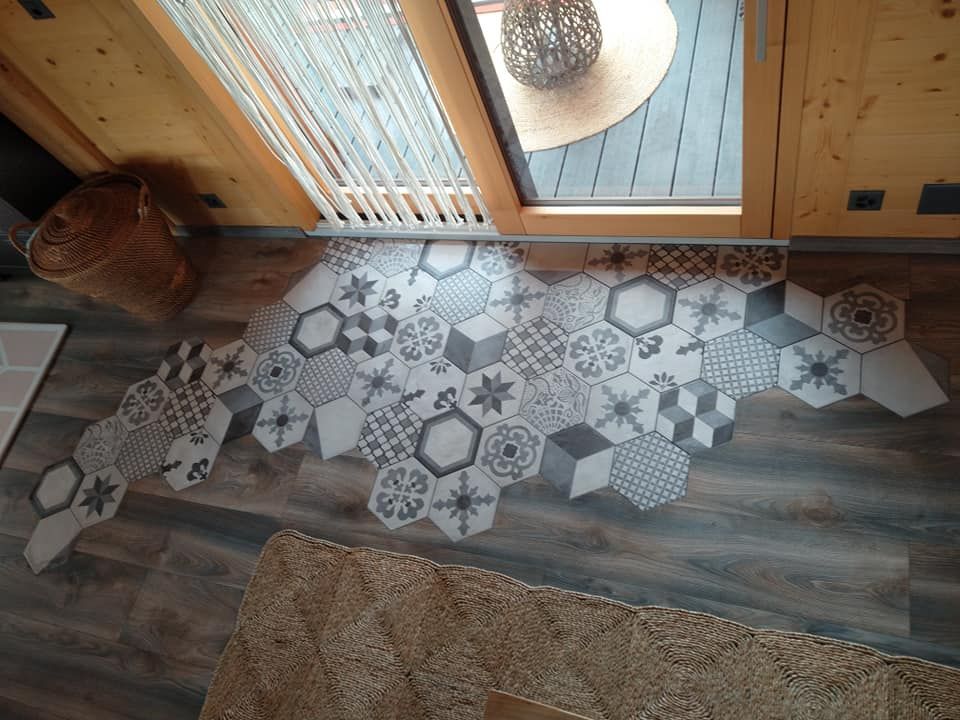 Carrelage incrusté dans du parquet