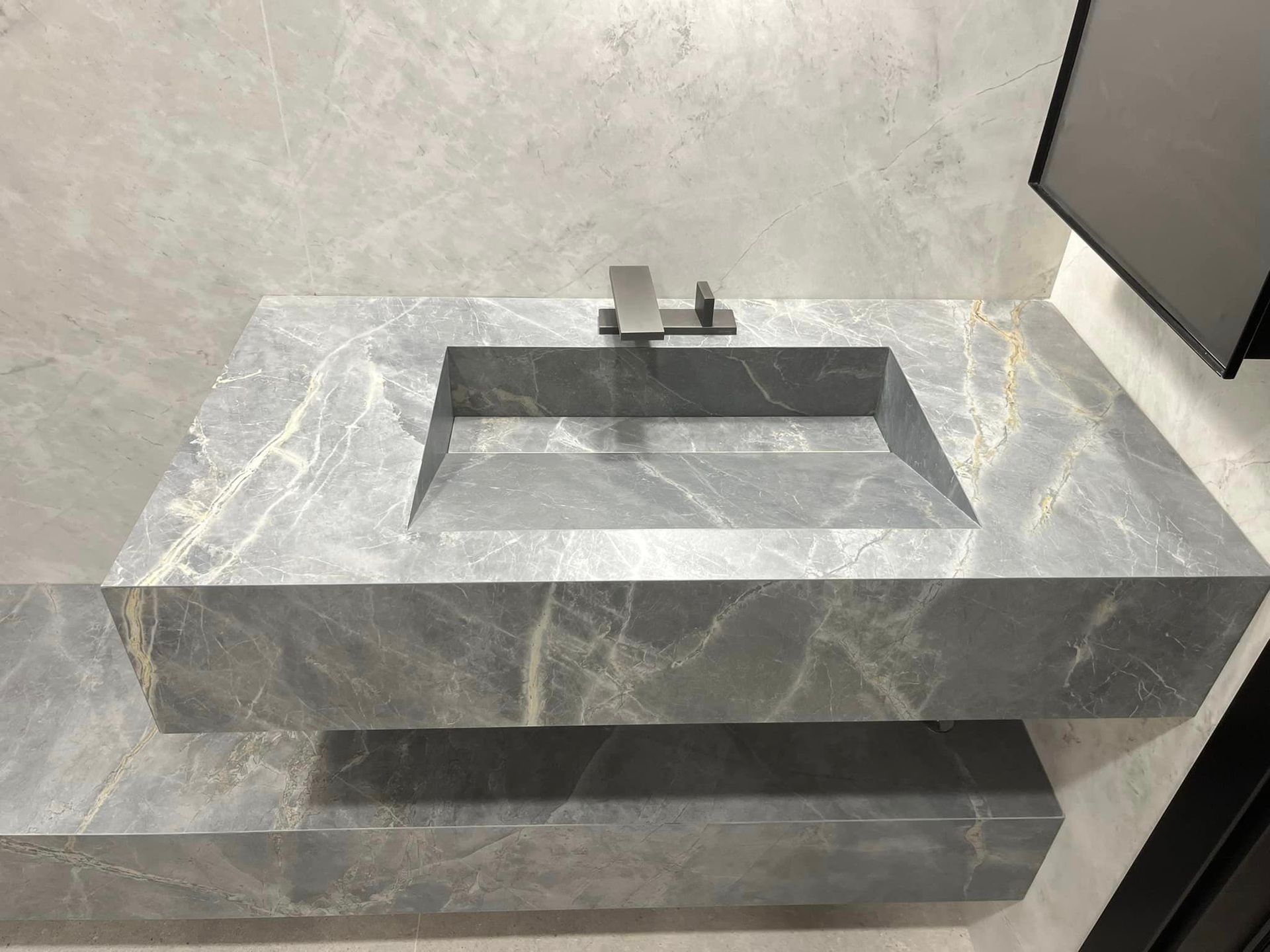 Un évier en carrelage marbre