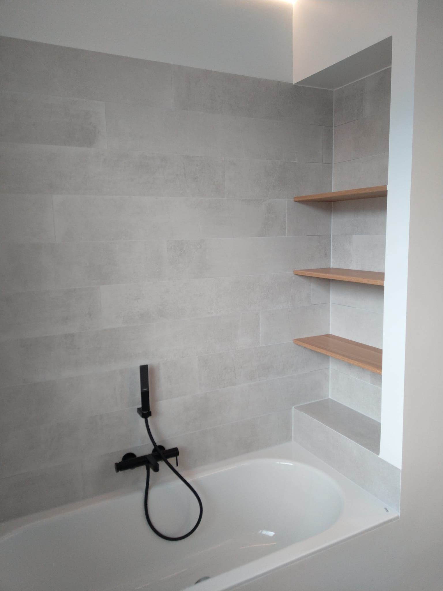 baignoire avec étagères intégrées