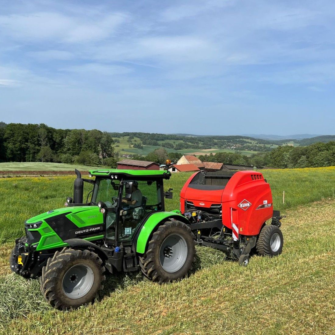tracteur vert remorque rouge