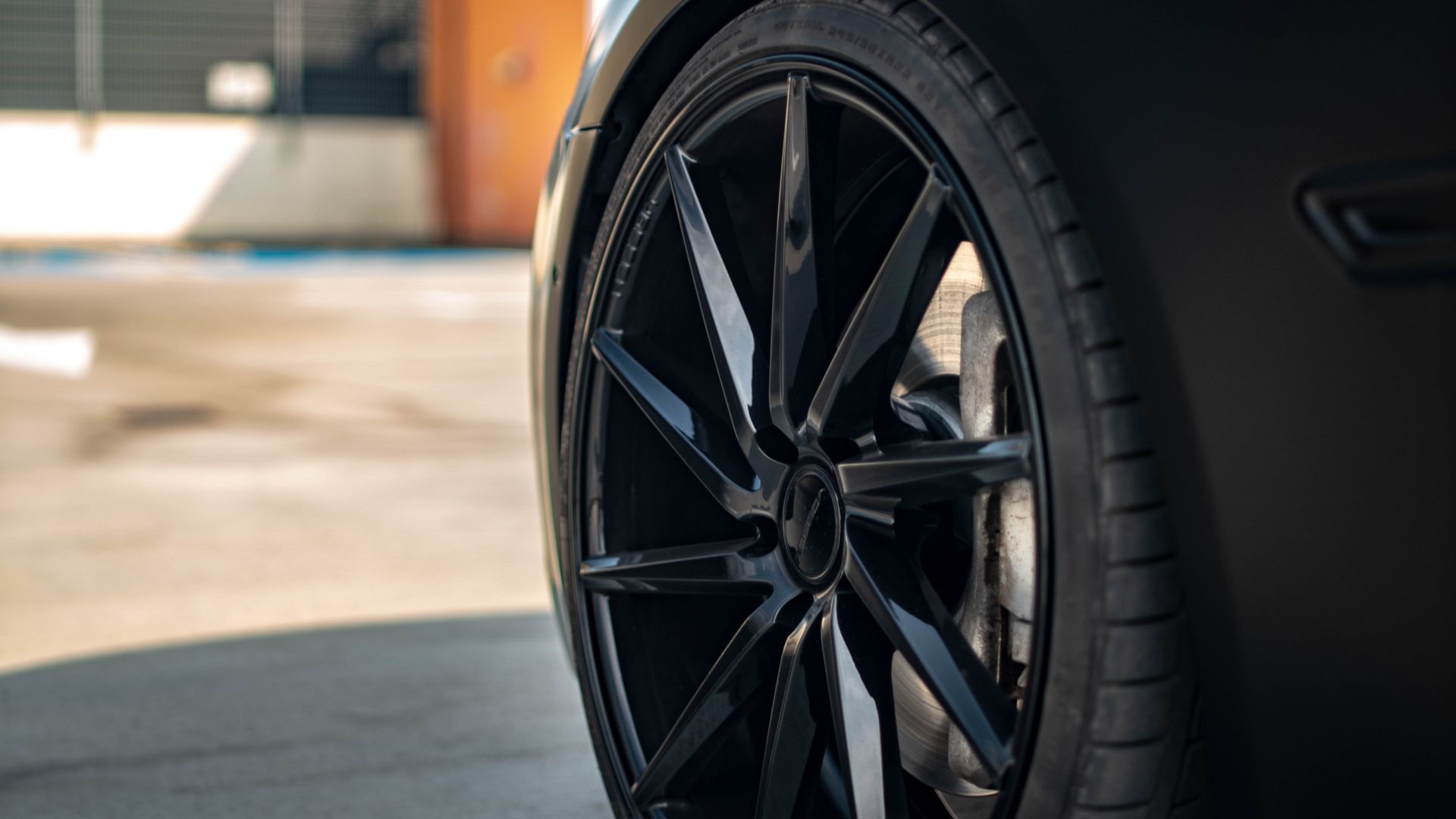 Roue de voiture noire à rayons brillants.