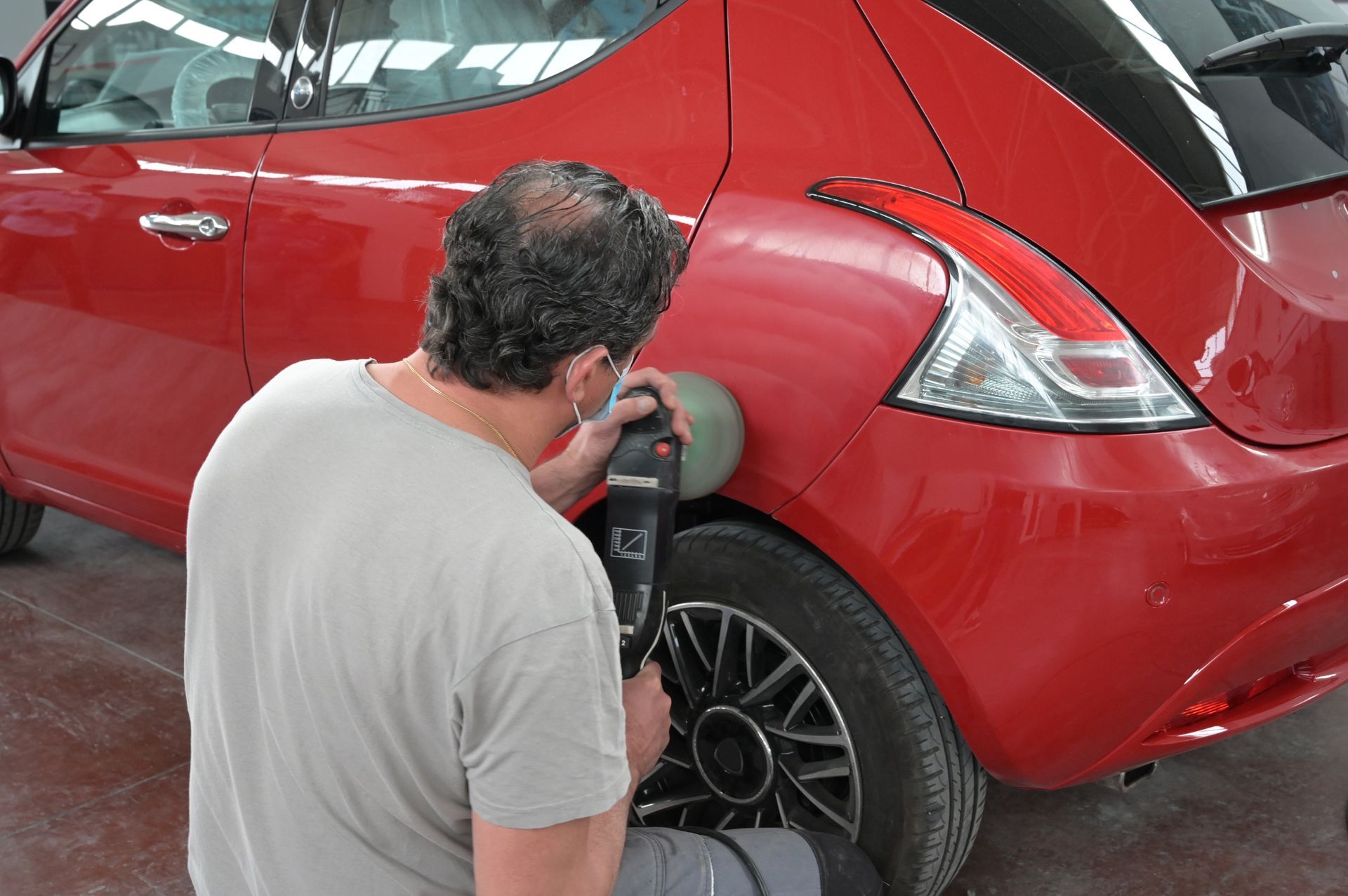 Rénovation carrosserie voiture rouge