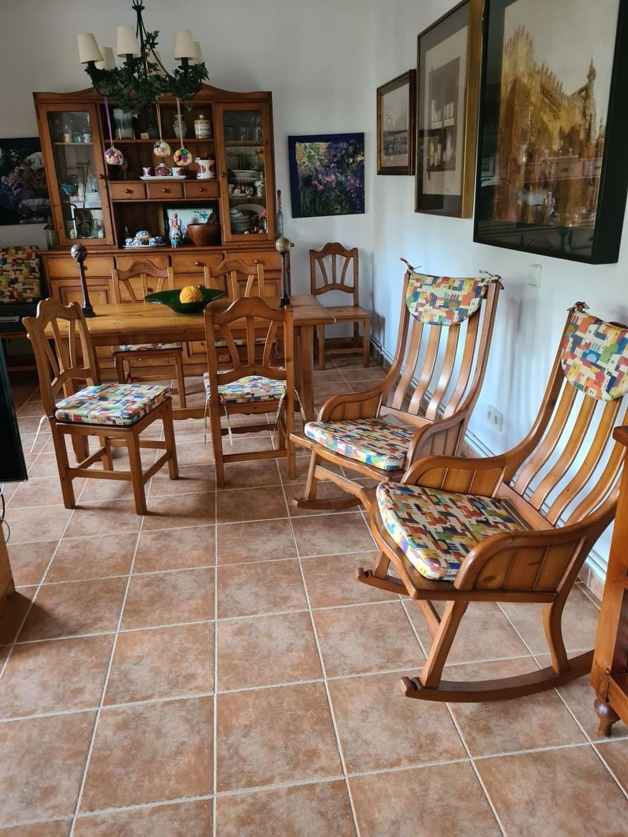 Un barco blanco con la palabra quinta en la parte posterior.