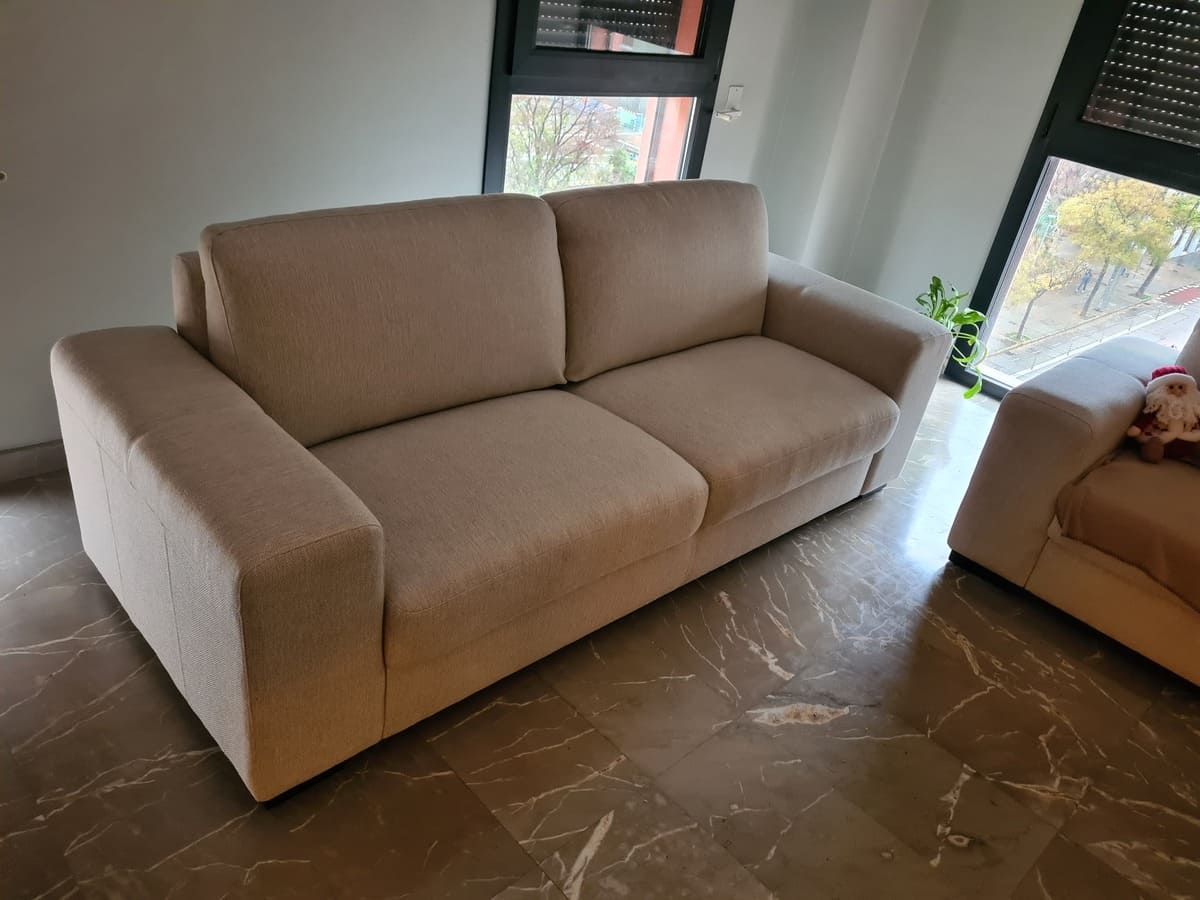 Dos sillas están una al lado de la otra en una habitación.