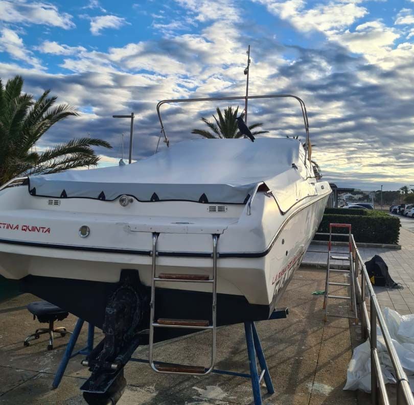 Un barco blanco con la palabra quinta en la parte posterior.