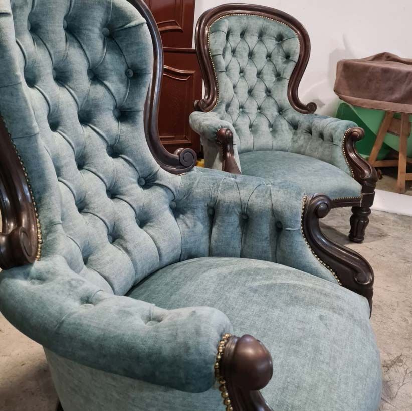 Dos sillas están una al lado de la otra en una habitación.